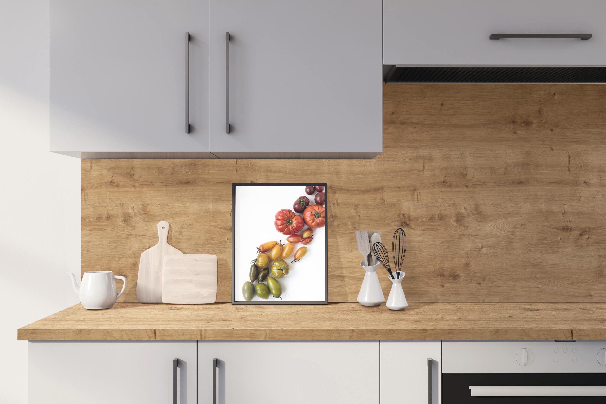 Poster on white countertop in wooden kitchen Ανακαλύπτοντας την εξαιρετική ποιότητα των πάγκων HPL με πυρήνα μοριοσανίδας.